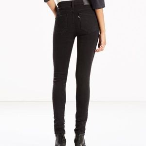 Levi’s 721 High Rise Skinny Frayed Hem